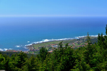 Obraz premium Villages, on the Camino de Santiago, on the shores of the Atlantic Ocean as seen from the nearby high mountain