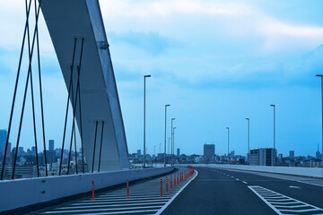 橋を超えた背景