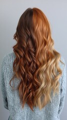 Naklejka premium Stunning Half-and-Half Hair Transformation: A Bold Look with Two-Tone Copper and Brown Waves