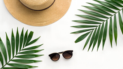 Summer Essentials: A stylish straw hat and sunglasses are framed by lush palm leaves, evoking the perfect summer day and an atmosphere of travel.