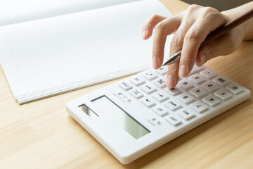 計算機　計算する女性の手　家計簿　見積もり