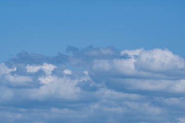 Ciel partagé entre bleu éclatant et nuages denses