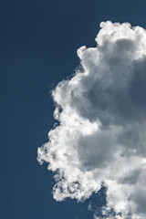 Gros cumulus blancs sous un ciel bleu profond