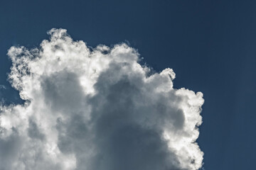Gros cumulus blancs sous un ciel bleu profond
