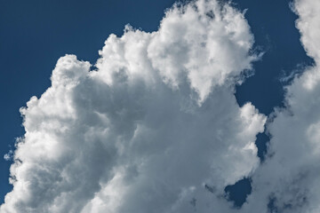 Gros cumulus blancs sous un ciel bleu profond