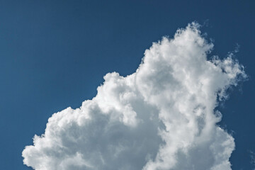 Gros cumulus blancs sous un ciel bleu profond
