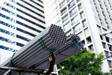 A large number of steel pipes were bundled and placed on a truck.