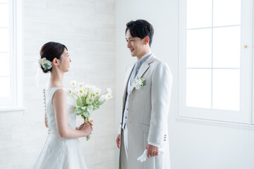 向き合う新郎新婦