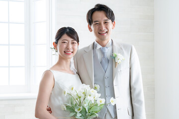 カメラ目線の新郎新婦