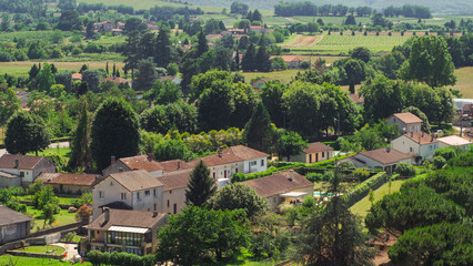 Ville de Fumel, dans le Lot-et-Garonne, avec une vue dégagée sur les plaines alentours