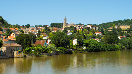 Ville de Fumel, dans le Lot-et-Garonne, avec une vue dégagée sur les plaines alentours