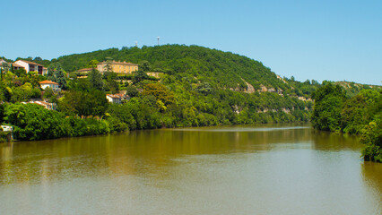 Ville de Fumel, dans le Lot-et-Garonne, avec une vue dégagée sur les plaines alentours
