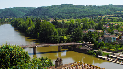 Ville de Fumel, dans le Lot-et-Garonne, avec une vue dégagée sur les plaines alentours