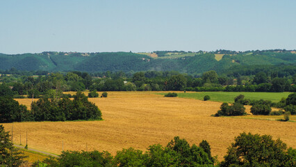 Ville de Fumel, dans le Lot-et-Garonne, avec une vue dégagée sur les plaines alentours