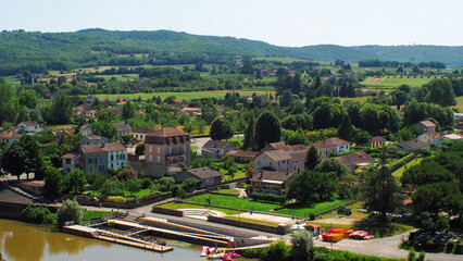 Ville de Fumel, dans le Lot-et-Garonne, avec une vue dégagée sur les plaines alentours