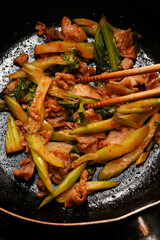 豚肉とセロリの豆板醤炒め