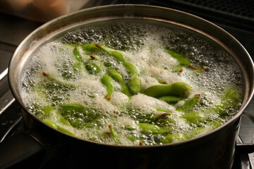 枝豆を茹でている様子