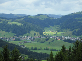 Ein idyllisch gelegenes Dorf im Kanton Luzern, Schweiz, bei dunstigem Wetter