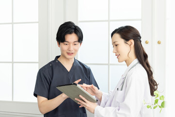 病院で打ち合わせをする医療従事者