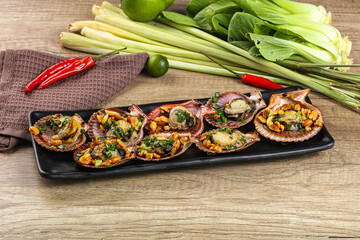 Baked scallops with scalion oil