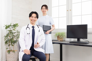 笑顔で働く医者と看護師