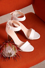 Chaussure femme en cuir blanc ouverte devant