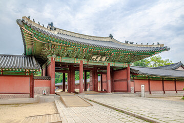 Obraz premium View at the Gate to Changdokkung Palace in the streets of Seoul City in South Korea