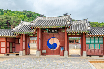View at the Gate to Hwaseong Haenggung Palace in the streets of Suwon town - South Korea