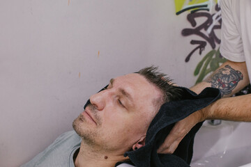 Obraz premium Barbershop. Men's hairdresser at work. Barber at work. Men's haircut in the salon.