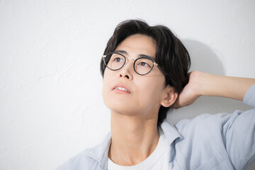 眼鏡をかけた爽やかな男性のクローズアップ　見上げる