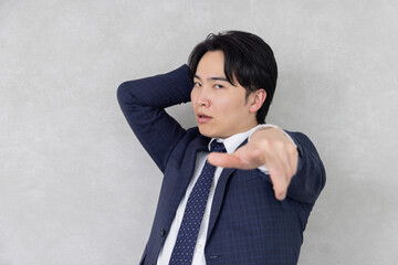 指差しをする日本人男性ビジネスマン