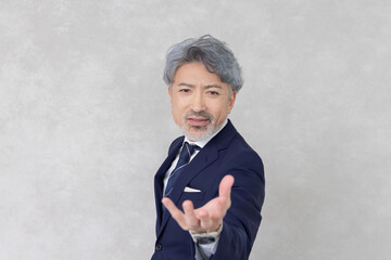 手のひらの上にある●●を掴むミドルビジネスマン