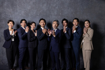 拍手をするビジネスグループイメージ