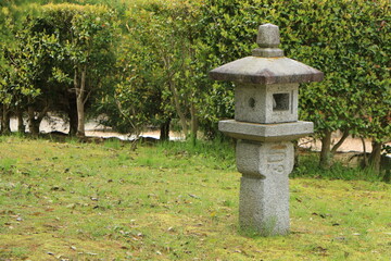 公園に立てられている石灯篭