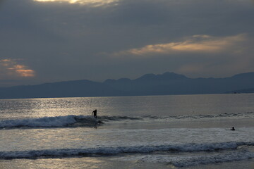 Fototapeta premium 江ノ島近くの片瀬漁港西プロムナードから日没後に青みかかる富士山のシルエットと海のある風景