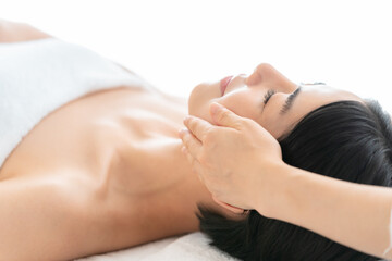 エステを受ける若い女性