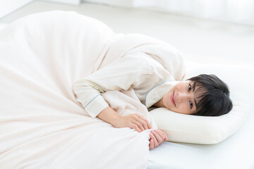 部屋で寝る若い女性