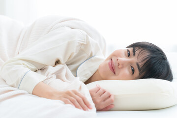 部屋で寝る若い女性