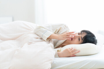 部屋で寝る若い女性
