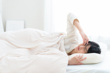 部屋で寝る若い女性