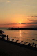 Fototapeta premium 江ノ島大橋周辺の日没時の風景 夕景