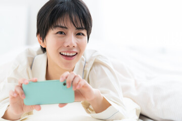 部屋で寝る若い女性