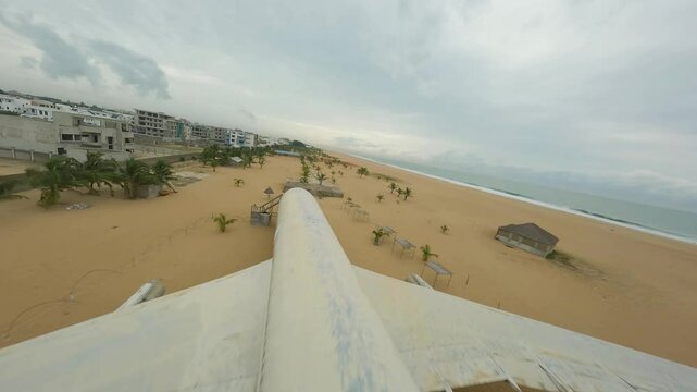 Epave d'avion sur la plage de Cotonou B&eacute;nin Afrique Drone FPV