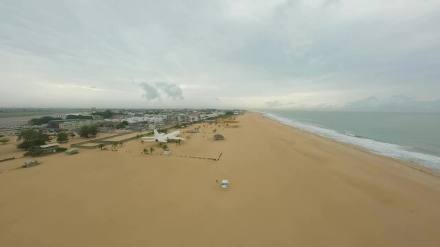 Avion abandonn&eacute; plage Afrique drone FPV