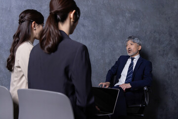 メディアの取材を受ける大手企業の社長