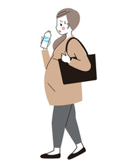 体調が悪そうに水分補給しながら歩いている妊婦