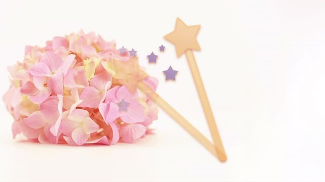 illustrazione animata di bacchetta magica con stelle colorate e sfondo con fiore rosa di ortensia