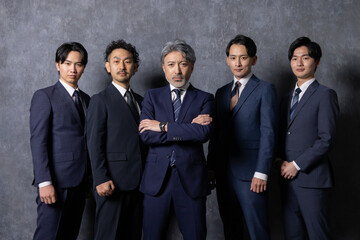 社長や経営者のカッコいいスーツ男性の正面
