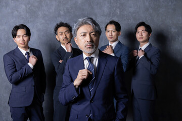 社長や経営者のカッコいいスーツ男性の正面