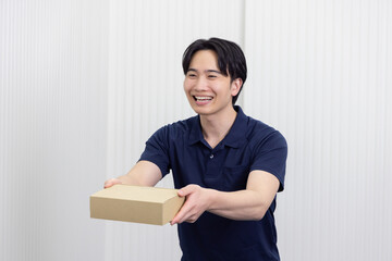 荷物を届ける宅急便の男性